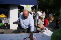 Lommetz beim Strassenfest in Oedt: "Handabdruck" gegen den steigenden Verkehr