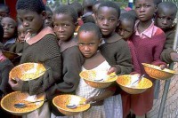 Das Archivbild zeigt Kinder in einer Grundschule in der Nähe von Harare, der Hauptstadt Simbabwes, die auf ihr Essen warten. Sie erhalten mit Hilfe von UNICEF zumindest ein Mal täglich etwas zu essen (UNICEF-Foto im Juli 2002). Allein in Simbabwe sind mehr als 600 000 Kinder auf Nahrungsmittelhilfe durch UNICEF angewiesen. Die Hilfe für die Hungernden in Afrika wird in den nächsten Monaten weniger werden. Die Geberländer reduzieren momentan ihre Zusagen für Finanzmittel, um den Opfern des Irak-Krieges zu helfen.  dpa  (zu doa-KORR.: "Afrikas Todesopfer des Irak-Krieges: Weniger Hilfe für Hungernde" vom 23.04.2003)