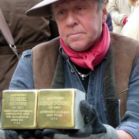 Stolperstein_Grünspan_Demnig_Hand