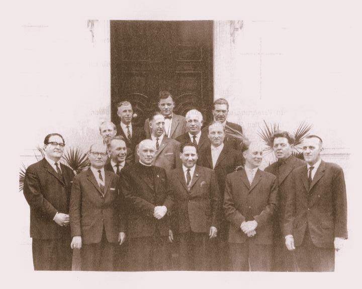 Der Soldatenchor der 1943 im ehem Reservelazarett in Mülhausen gegründet wurde In der Mitte Prälat Rudolf Ahlert