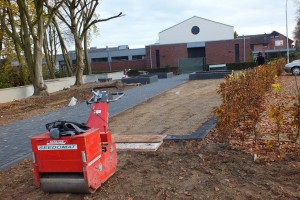 Der neu angelegte Weg vom Bestattungshaus Camps zum neuen Kolumbarium