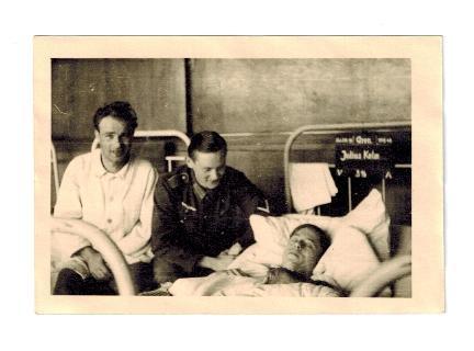 Verwundete Soldaten im Lazarett mit einem Sanitäter