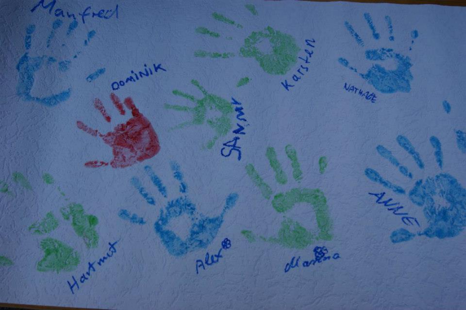 Kinder druckten mit ihren Händen für Verkehrsfreiheit