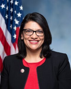 Offizielles Porträt von Rashida Tlaib mit amerikanischer Flagge im Hintergrund.