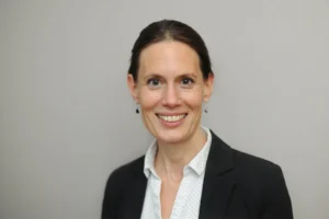  „Das Argument, das Sicherheitsinteresse Deutschlands wiege schwerer als das Schutzinteresse der Täter*innen, ist rechtlich nicht haltbar. Das Refoulement-Verbot gilt absolut – auch für Straftäter*innen.“ Nele Allenberg, Leiterin der Abteilung Menschenrechtspolitik Inland / Europa © DIMR/B. Dietl 