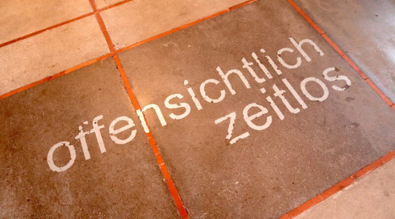 a sign on a tiled floor that says offensschtitch zeillos